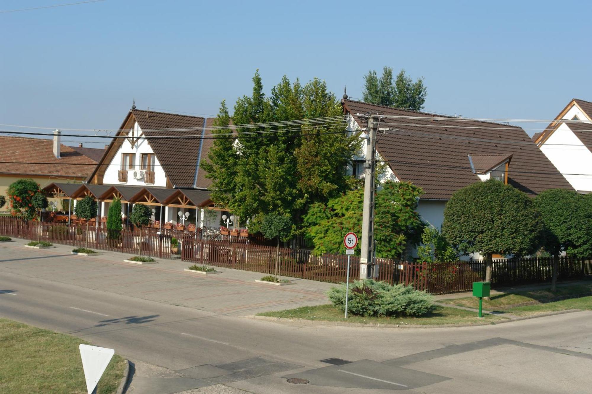 Koller Panzió Bonyhád Exterior foto